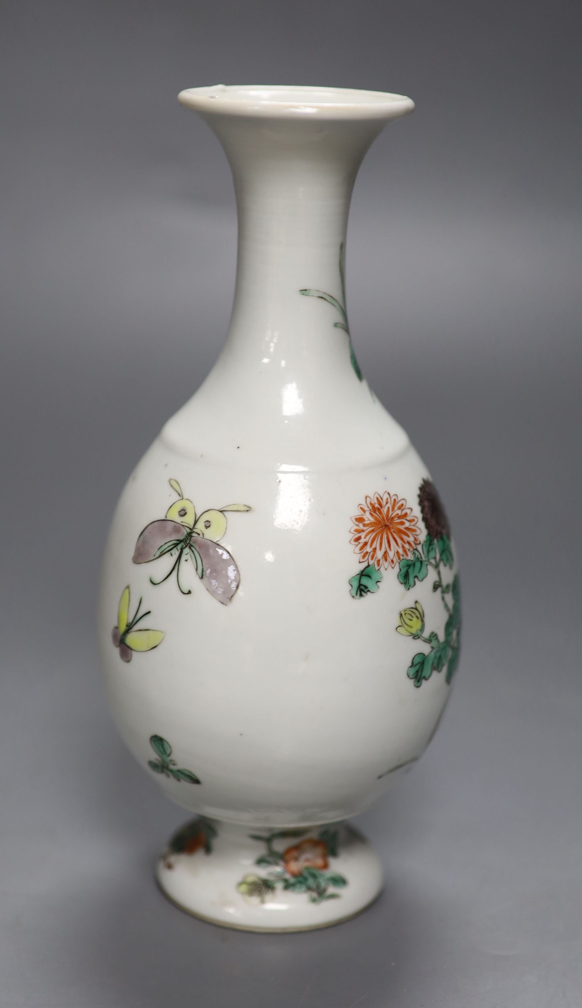 A Chinese famille verte bottle-shaped footed vase, 19th century, H 20cm